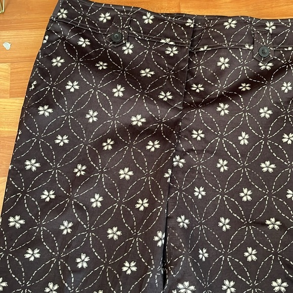 Ann Taylor Loft Chic Brown Floral Patterned Capris Size 10 - Picture 2 of 4